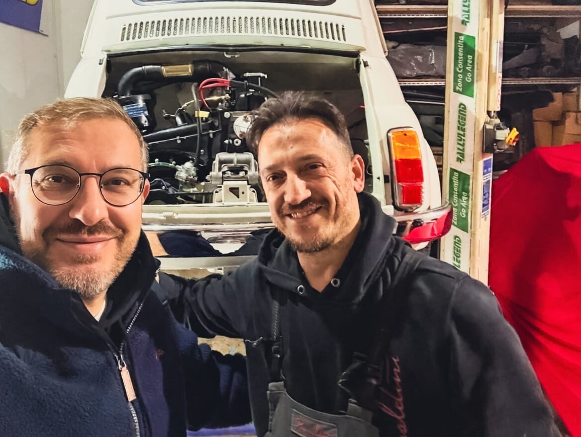 Pelle und Gianni bei der Restaurierung des Fiat 500